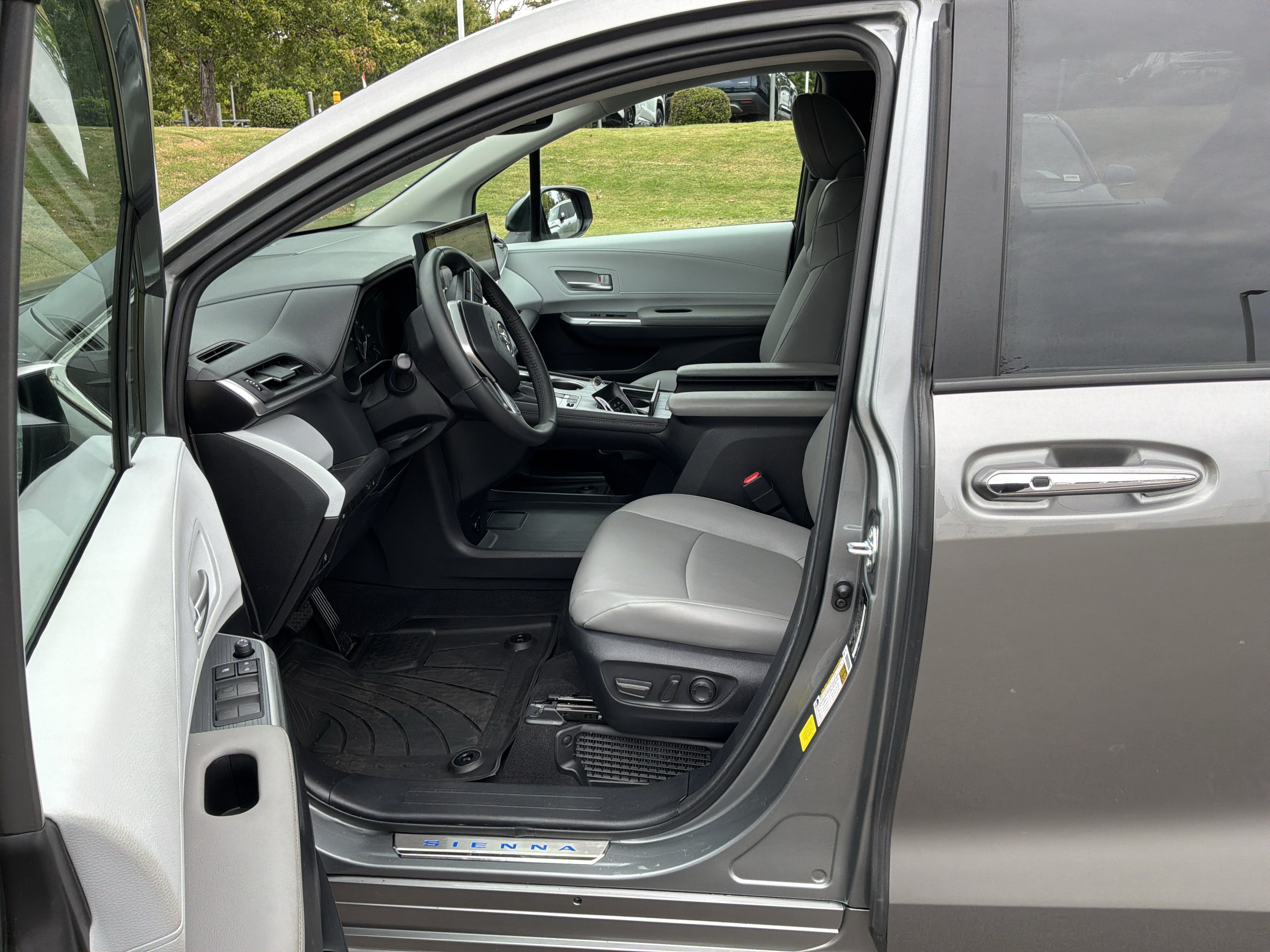 Used 2026 Toyota Sienna XLE FWD image 16
