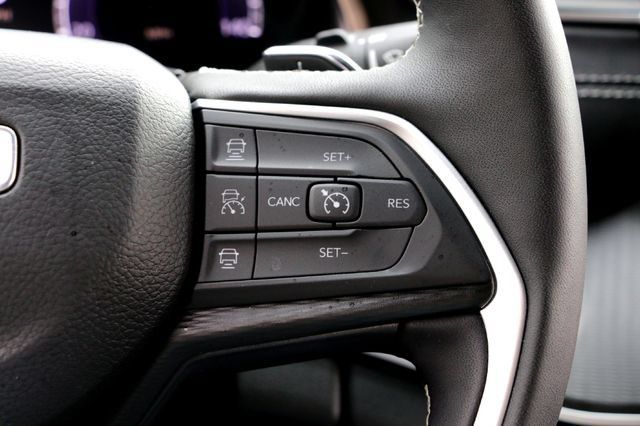 Used 2025 Jeep Grand Cherokee Laredo X w/ Luxury Tech Group I AWD/4WD image 15