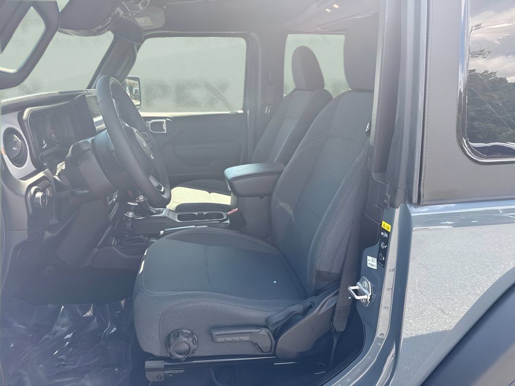 Used 2025 Jeep Wrangler Sport AWD/4WD image 9