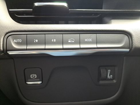 Used 2024 Cadillac Escalade ESV Premium Luxury image 33