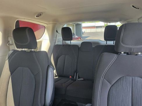 Used 2022 Chrysler Voyager LX FWD image 18