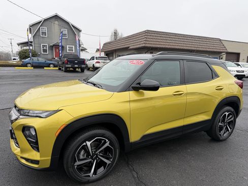 Used 2023 Chevrolet TrailBlazer RS w/ Sun and Liftgate Package image 2