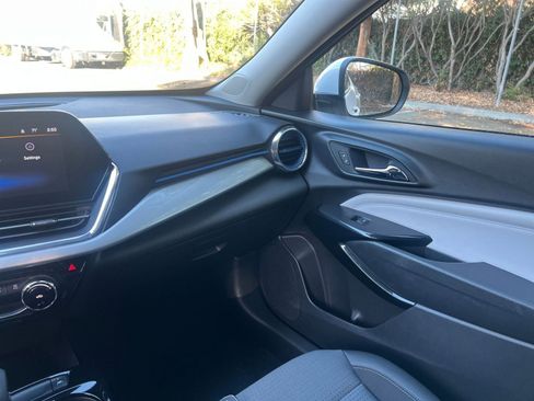 Used 2025 Chevrolet Trax LT image 33