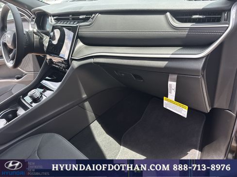 Used 2025 Jeep Grand Cherokee Laredo RWD image 16