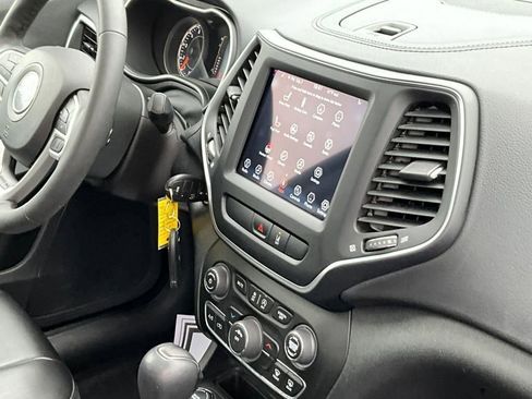 Used 2022 Jeep Cherokee Latitude w/ Sun & Sound Group image 18