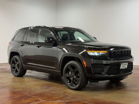 Used 2024 Jeep Grand Cherokee Altitude AWD/4WD image 22