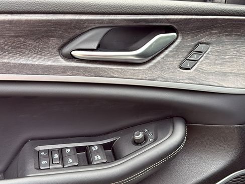 Used 2022 Jeep Grand Cherokee Limited image 11