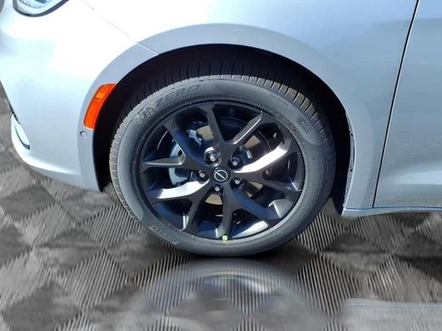 New 2026 Chrysler Pacifica Select image 11