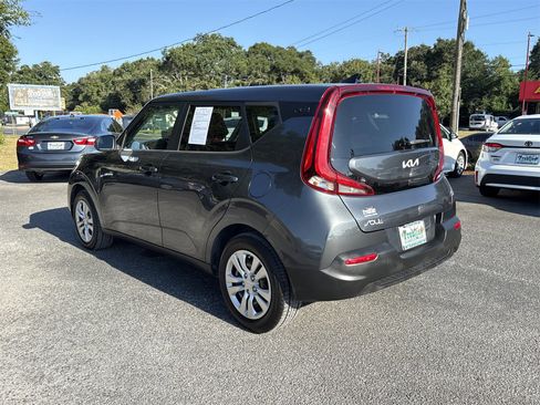 Used 2022 Kia Soul LX image 3