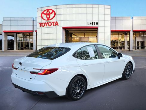 Used 2025 Toyota Camry SE image 5