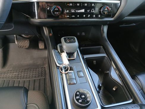 Used 2023 Nissan Pathfinder SL w/ Lighting Package (N92) image 16