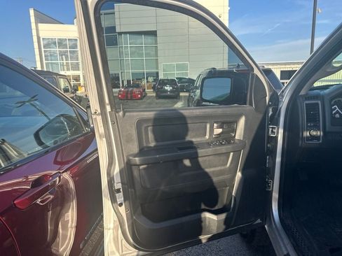 Used 2017 RAM 1500 Express AWD/4WD image 12