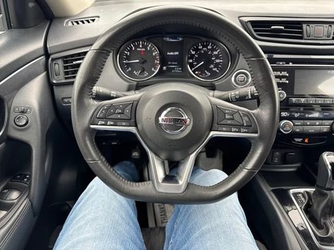 Used 2017 Nissan Rogue SV image 13