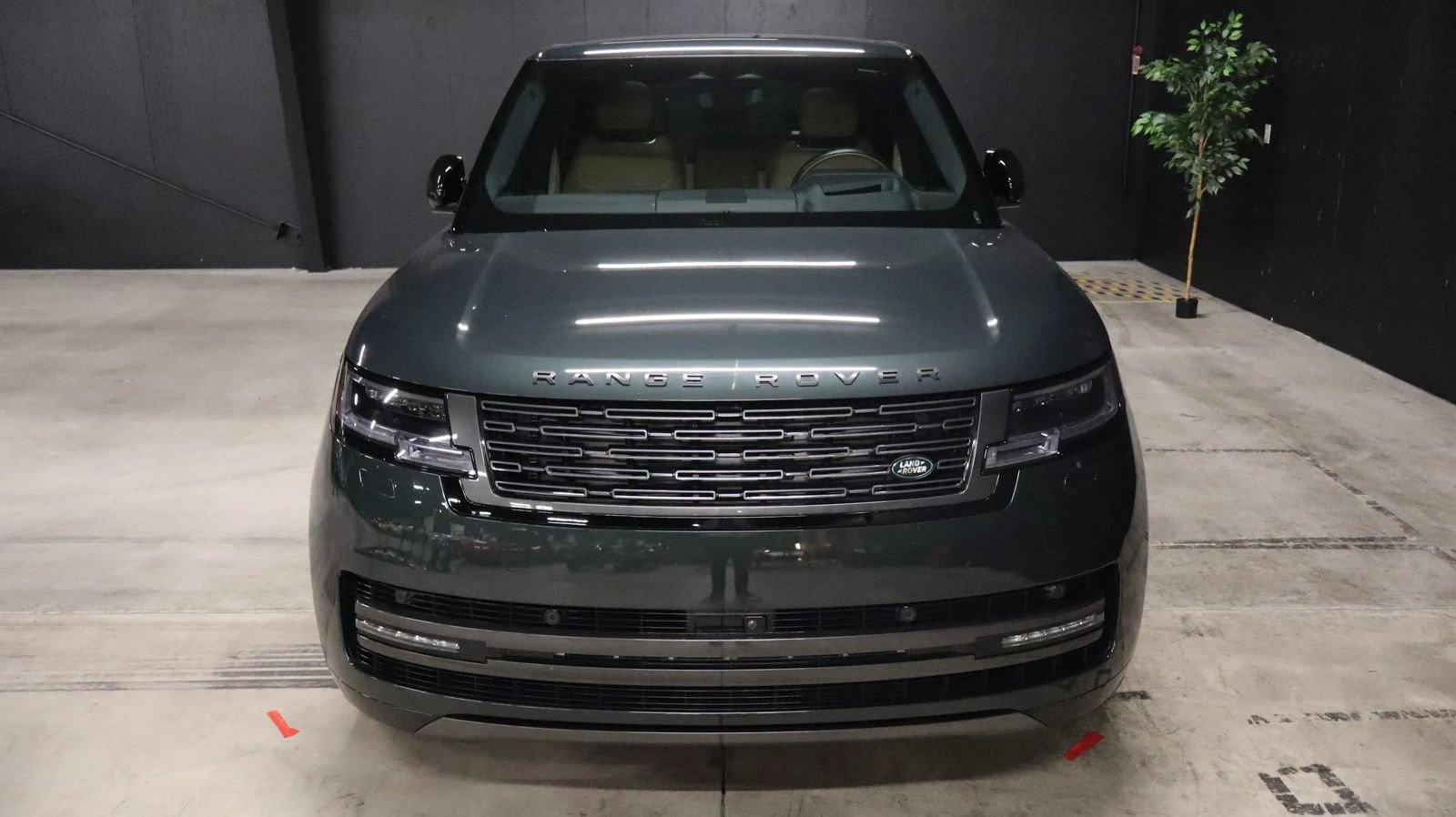 Used 2025 Land Rover Range Rover Long Wheelbase SE AWD/4WD image 5