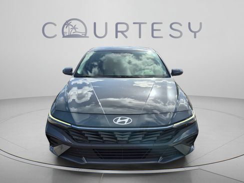Used 2025 Hyundai Elantra SE w/ Cargo Package FWD image 8