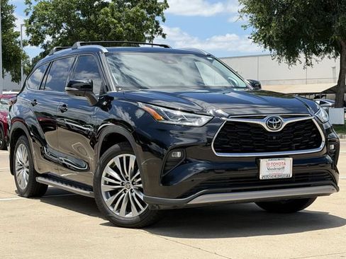 Used 2024 Toyota Highlander Platinum FWD image 2