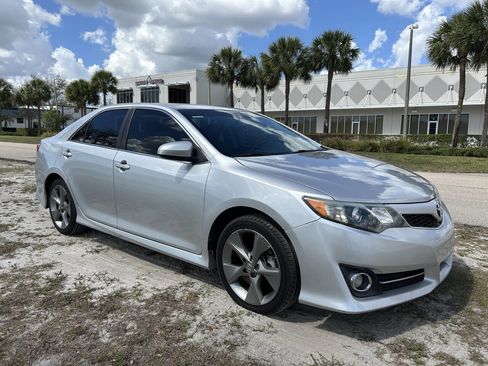 Used 2014 Toyota Camry SE w/ Moonroof Package image 4