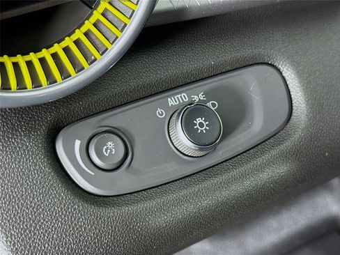 Used 2024 Chevrolet Trax LT w/ Sunroof Package image 11