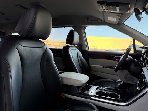 Used 2024 Kia Carnival EX image 44