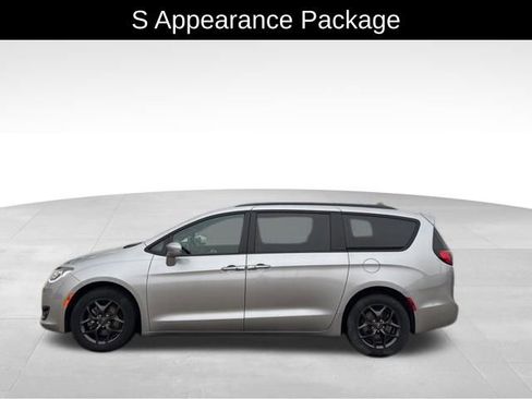 Used 2019 Chrysler Pacifica Limited w/ S Appearance Package image 5