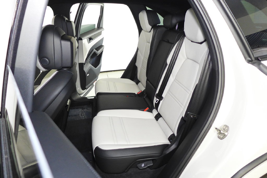 Used 2025 Porsche Cayenne AWD/4WD image 21