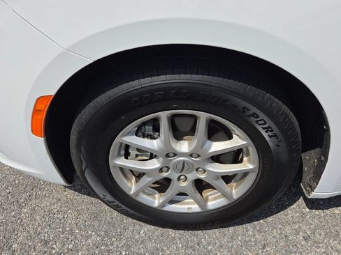 Used 2024 Chrysler Pacifica Touring-L FWD image 3