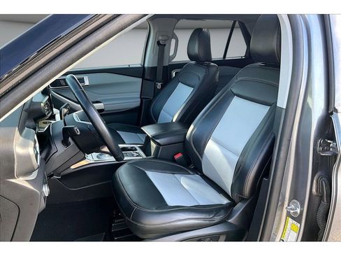 Used 2022 Ford Explorer XLT w/ Equipment Group 202A AWD/4WD image 27