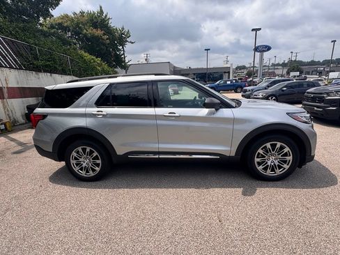 Used 2025 Ford Explorer Active w/ Active Comfort Package AWD/4WD image 6