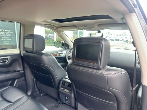Used 2017 Nissan Pathfinder Platinum w/ Family Entertainment Package FWD image 14