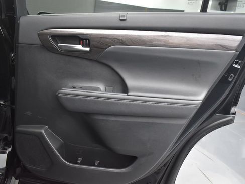 Used 2023 Toyota Highlander Platinum FWD image 34