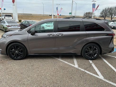 Used 2022 Toyota Sienna XSE w/ XSE Plus Package image 6