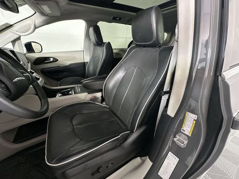Used 2023 Chrysler Pacifica Limited FWD image 11