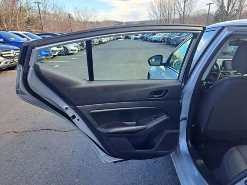 Used 2024 Nissan Altima 2.5 SV FWD image 9