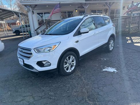 Used 2018 Ford Escape SE image 2