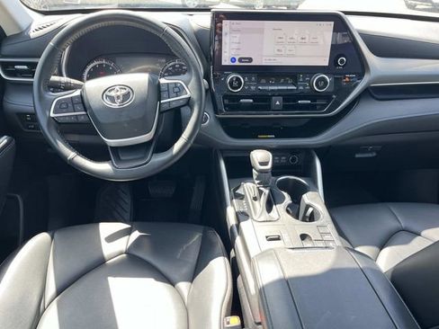 Used 2023 Toyota Highlander XLE FWD image 18