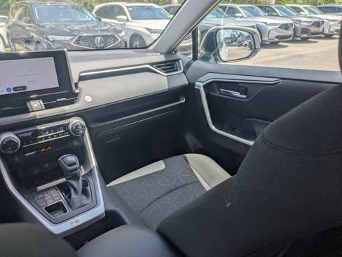 Used 2025 Toyota RAV4 XLE AWD/4WD image 19