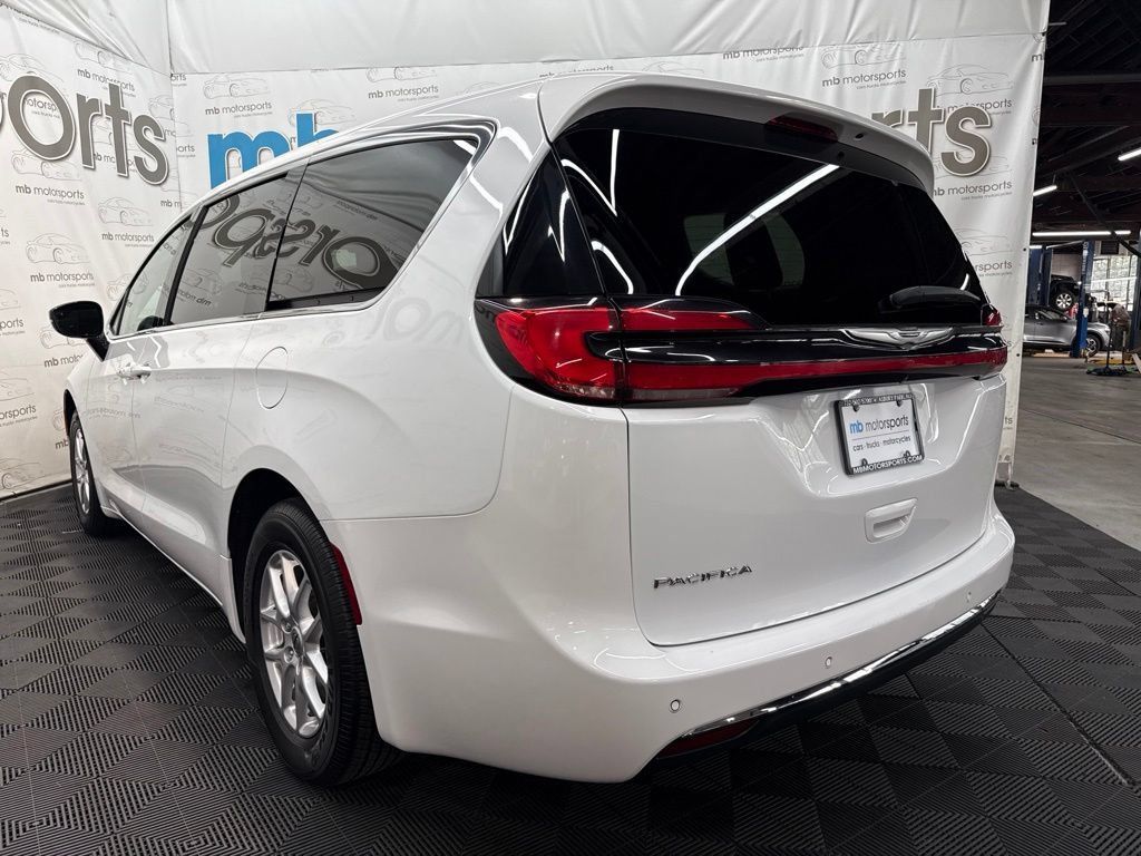 Used 2024 Chrysler Pacifica Touring-L FWD image 4