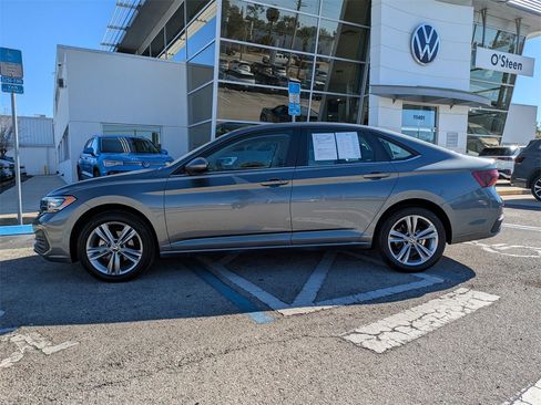 Used 2023 Volkswagen Jetta SE image 3