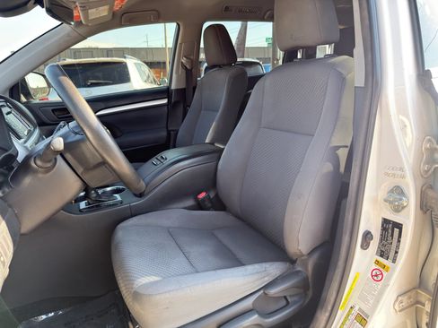 Used 2018 Toyota Highlander LE FWD image 18