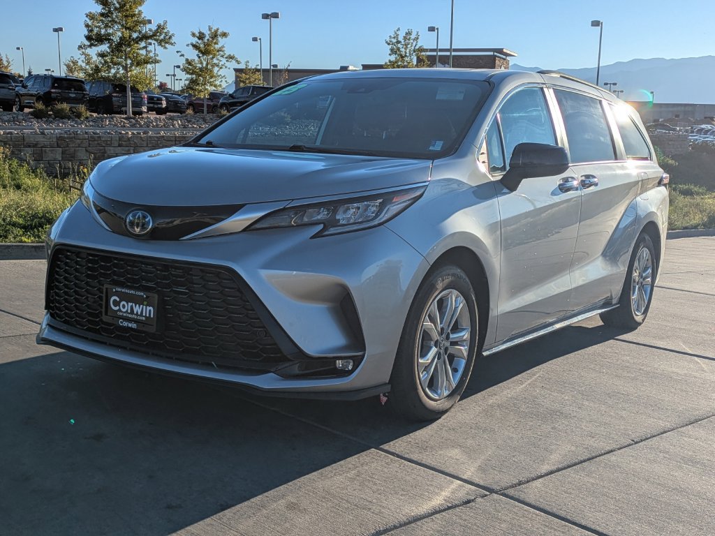 Used 2023 Toyota Sienna XSE w/ XSE Plus Package AWD/4WD image 3
