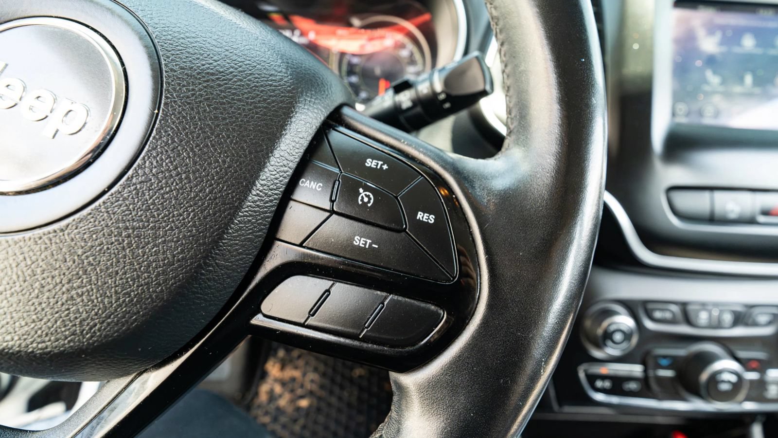 Used 2019 Jeep Cherokee Latitude Plus AWD/4WD image 41