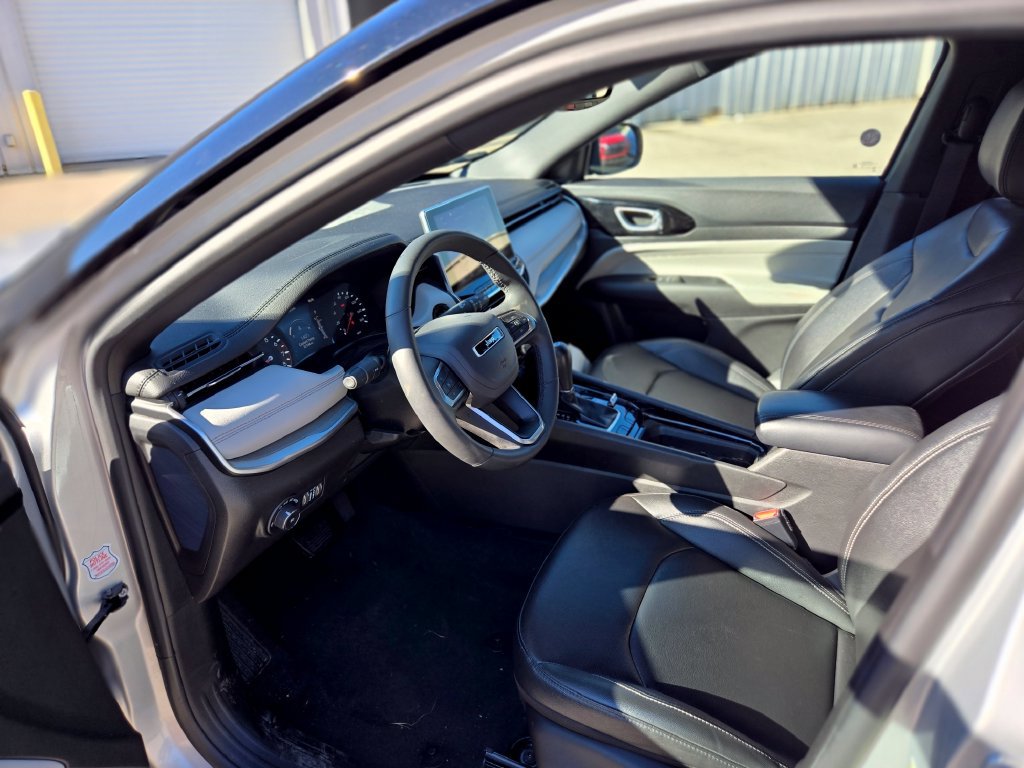 Used 2025 Jeep Compass Limited AWD/4WD image 8