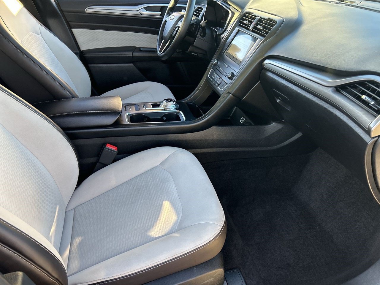 Used 2019 Ford Fusion SE w/ Equipment Group 151A FWD image 9