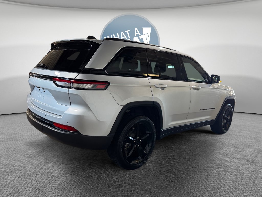Used 2024 Jeep Grand Cherokee Altitude AWD/4WD image 3