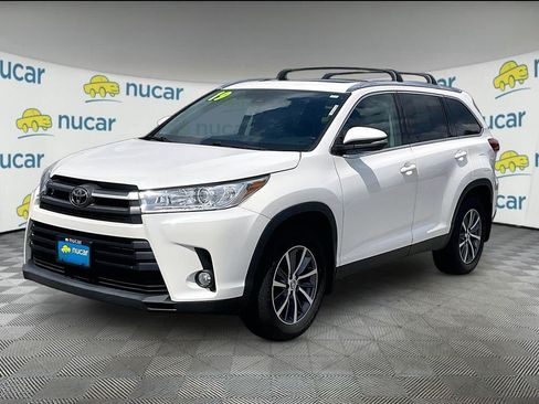Used 2019 Toyota Highlander XLE AWD/4WD image 3