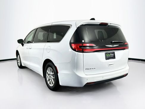 Used 2024 Chrysler Pacifica Touring-L FWD image 5