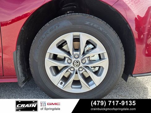 Used 2025 Toyota Sienna XLE w/ XLE Plus Package FWD image 31