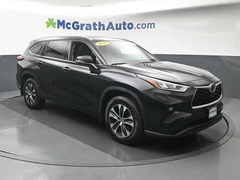 Used 2020 Toyota Highlander XLE AWD/4WD image 2