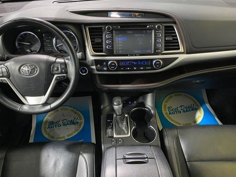 Used 2019 Toyota Highlander XLE AWD/4WD image 17