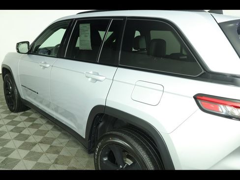 Used 2023 Jeep Grand Cherokee Altitude image 18